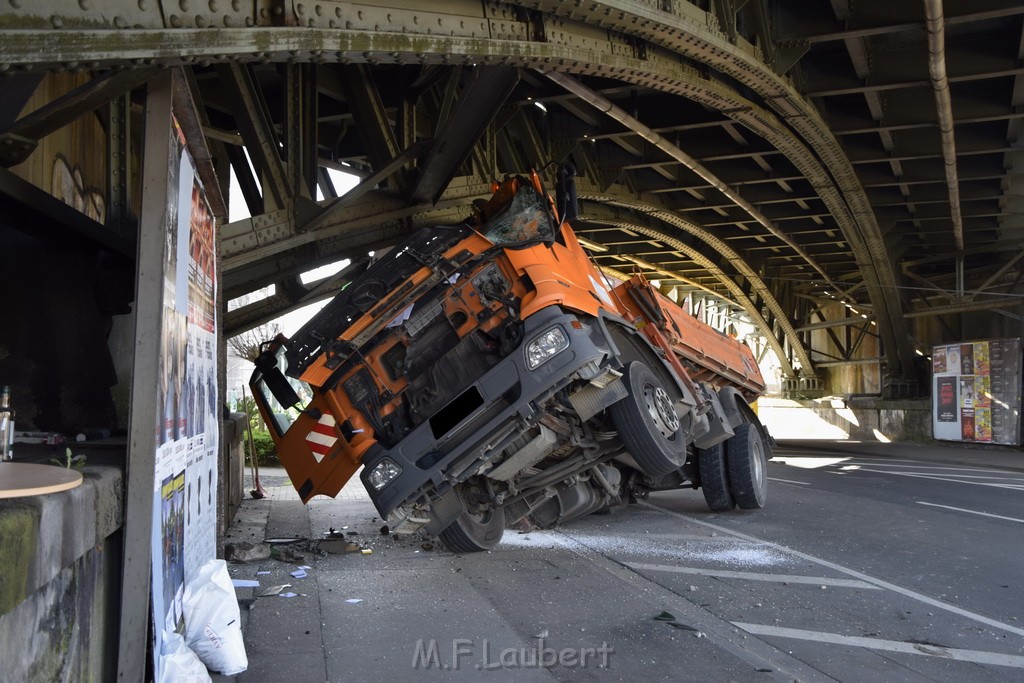 LKW blieb unter Bruecke haengen Koeln Deutz Deutz Muelheimerstr P011.JPG - Miklos Laubert